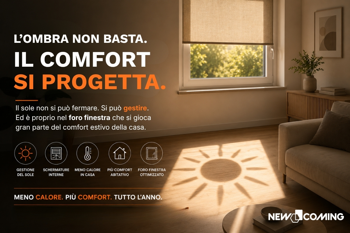 Soggiorno illuminato dal sole con schermatura solare interna. Il comfort estivo dipende dalla progettazione del foro finestra e non solo dalla presenza di tende o frangisole.